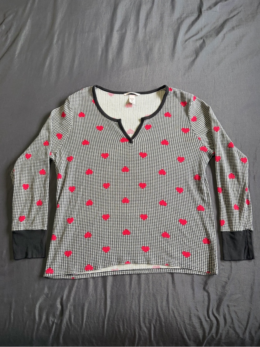 Victoria's Secret black & white w/red hearts long sleeve top pajama top.Size XL.